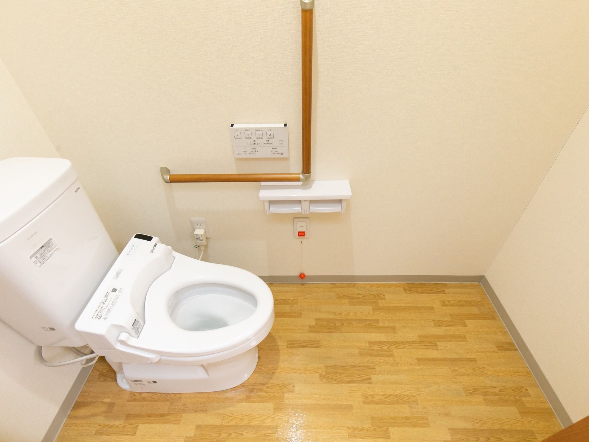 広いトイレになっており、壁にはL字型に手すりが設置されている。温水洗浄便座が採用されており、壁に操作ボタンがある。