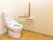 清掃が行き届いたきれいなトイレである。呼出しボタンが壁に取りつけられており、緊急時もすぐにスタッフに連絡をすることができる。