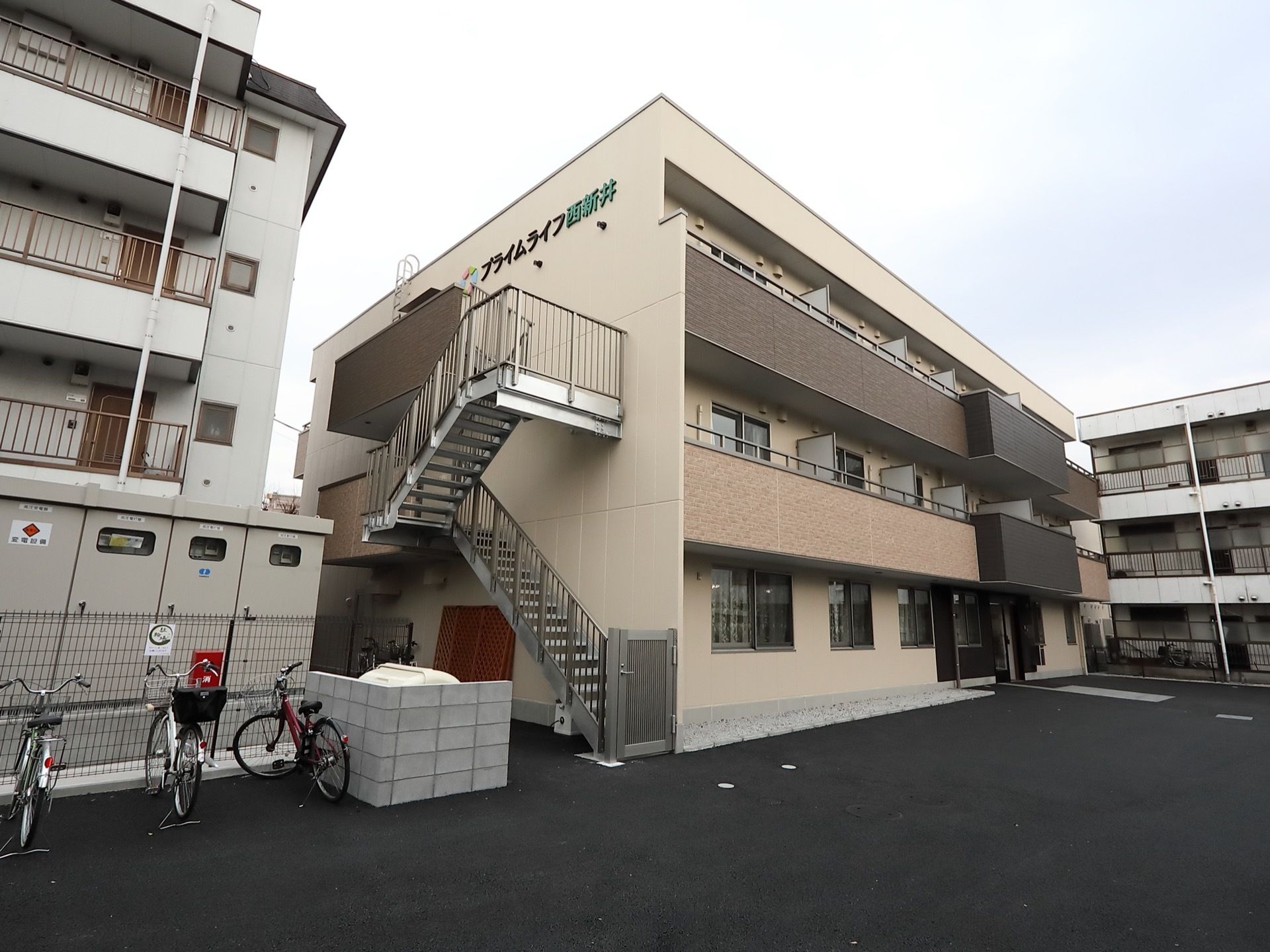 3階建ての建物で、外階段が設置されている。施設の左右両隣にはアパートが建っている。施設前の路面はアスファルトで舗装されている。