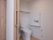 個室トイレの床は居室と同じフローリングで、壁は白色が使用されている。壁にL字型の手すりが取りつけられている。