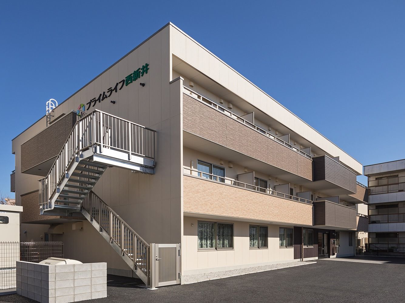 ３階建ての建物は横に長く、各フロアにバルコニーもついている。