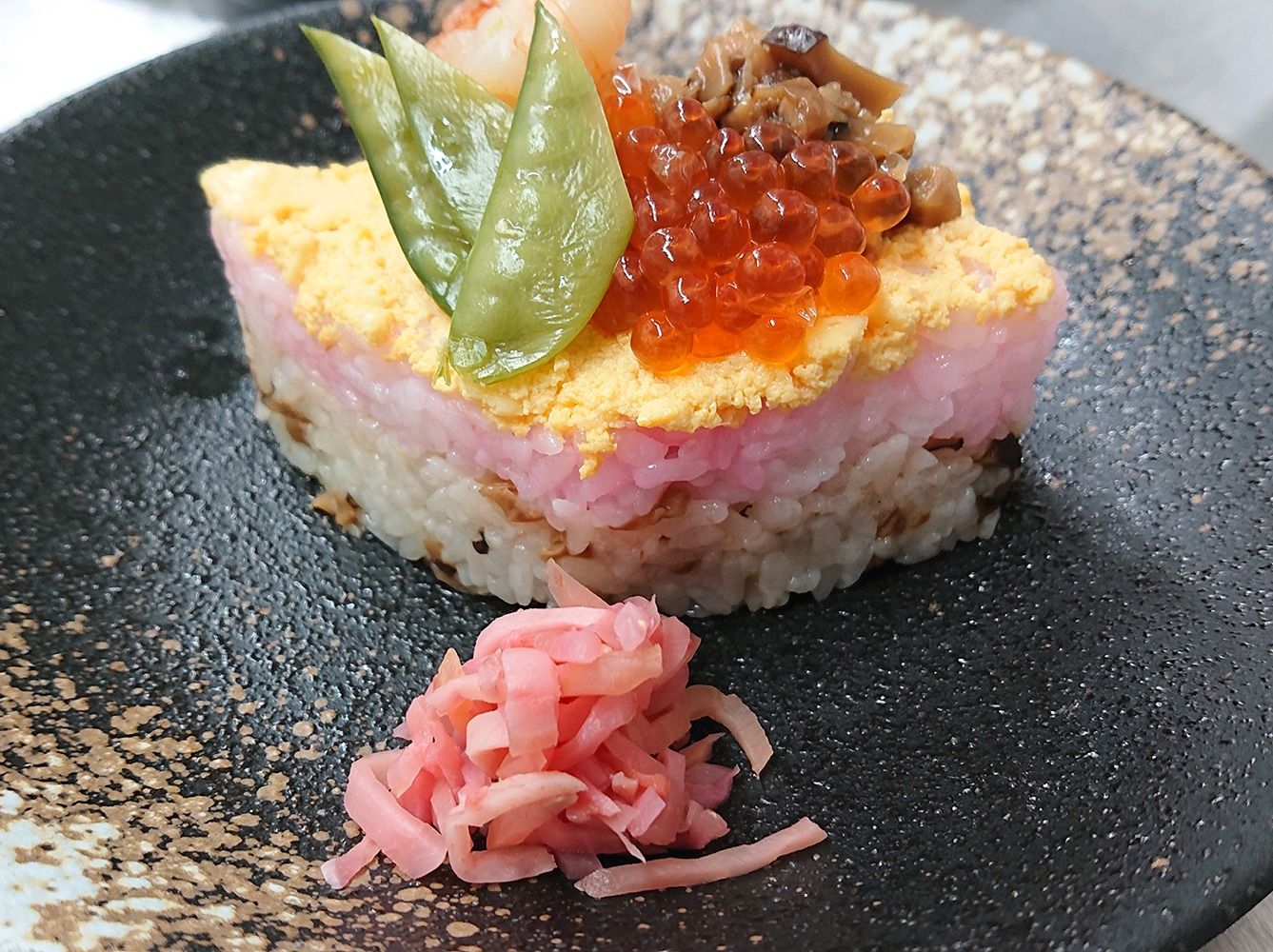 いくらや卵、インゲンなどの色合いが綺麗な施設の食事