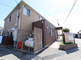 明るい住宅街の介護施設外観