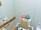 手すり付きの明るいトイレ空間