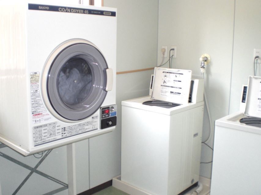 洗濯室には、ストレスなくご利用いただけるように洗濯機を数台ご用意している。乾燥機も設置しているので、雨の日などは便利である。