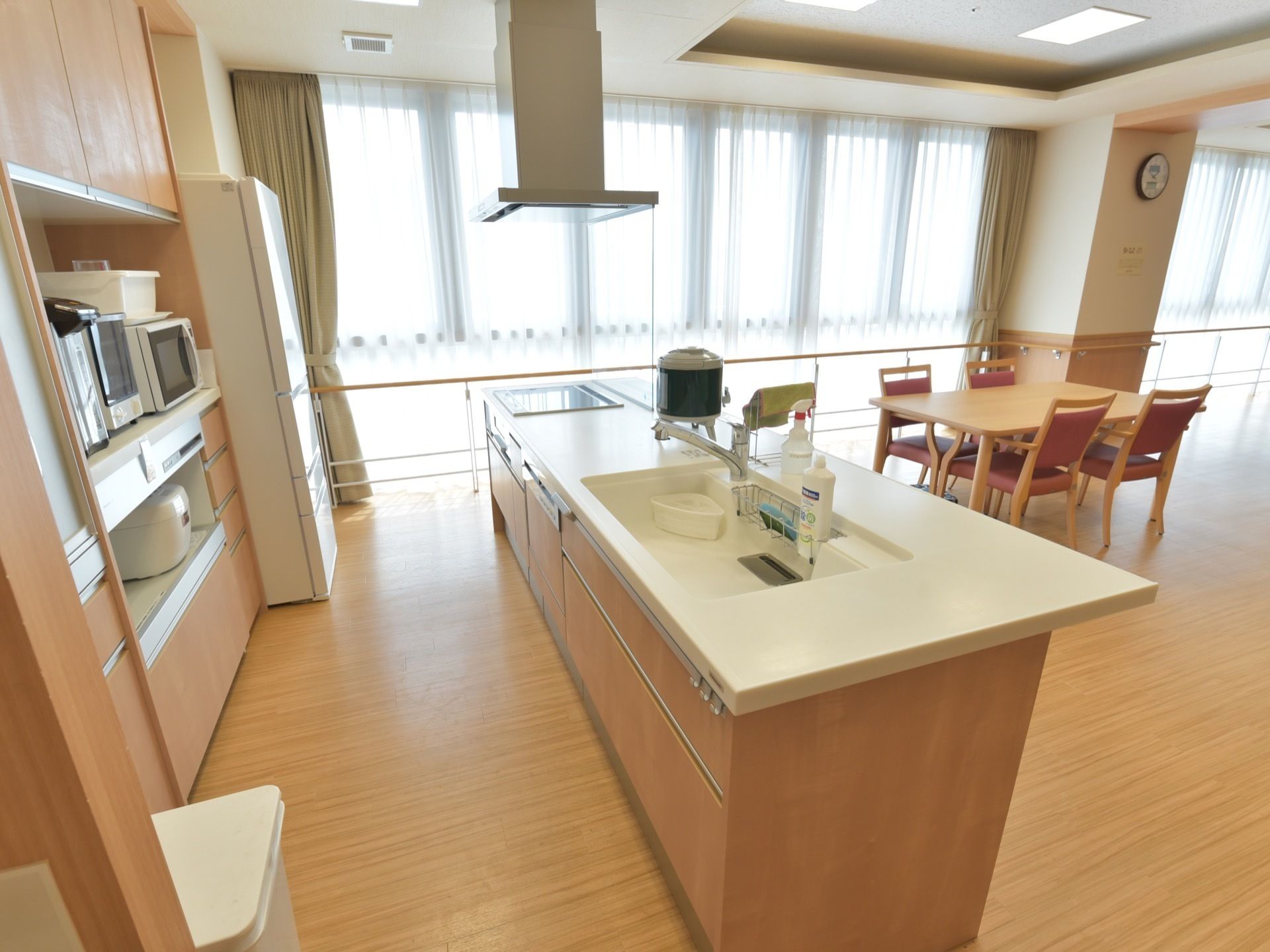 キッチンは食堂に向かい合う形で設置されている。流し台で食器を洗いながら、入居者様の様子をうかがうことができる。
