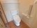 トイレは温水洗浄便座を採用している。トイレットペーパーホルダーは２ヶ所ある。壁に手すりがあり、可動式の手すりも用意されている。