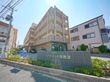 5階建の豪華な建物である。２階以上にはベランダが備わっており、道路との境目には植木が整えられている。
