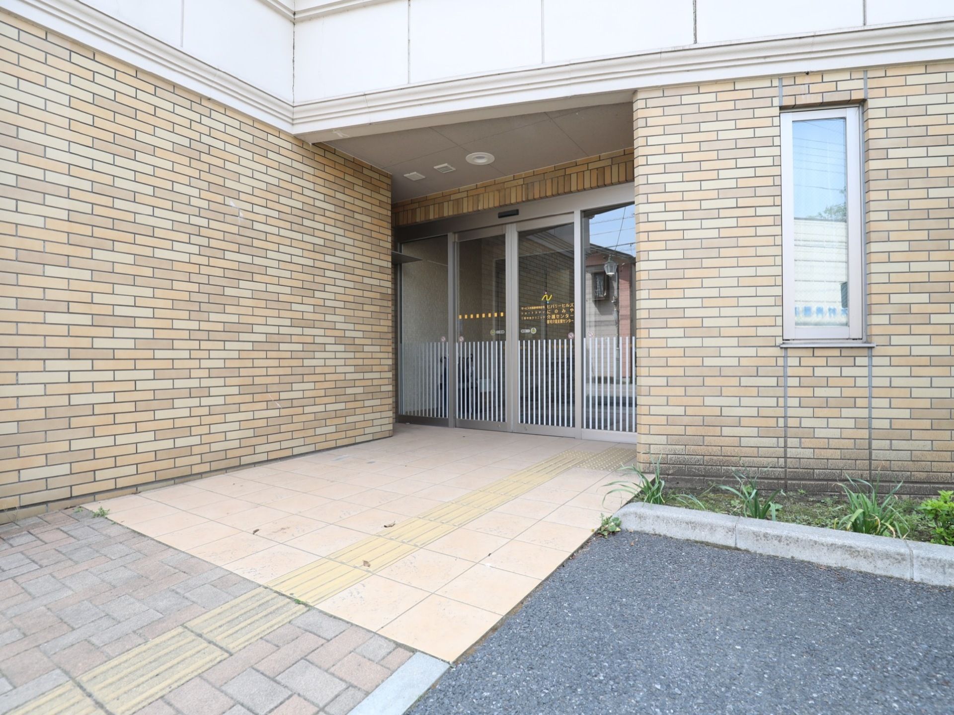 道路から玄関までの距離が短い。センサー式の自動ドアが設置されていて、玄関前のスペースも広めにとられている。