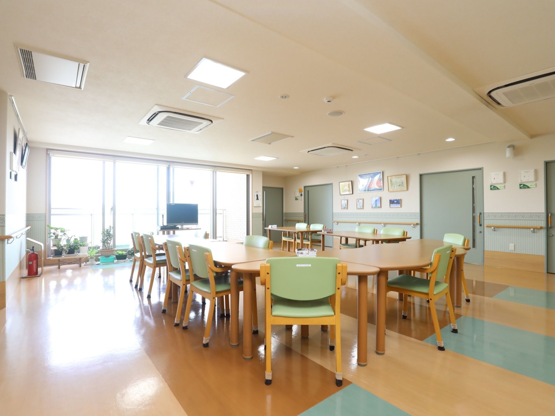 安全面を考慮して、壁には手すりが設置されている。面してる扉はすべて間口の広いスライド式の扉になっている。