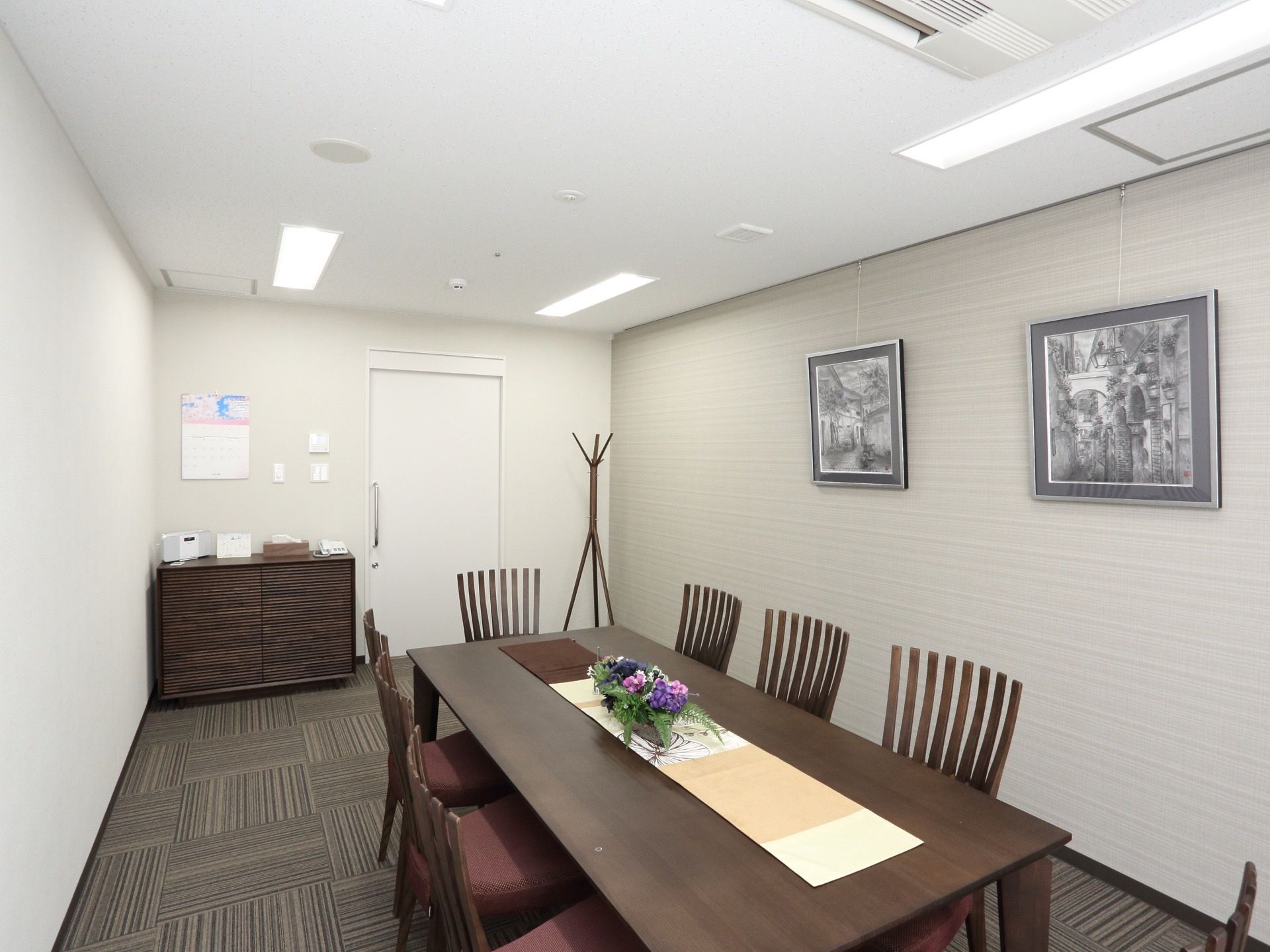広くゆとりのある部屋である。大きなテーブルが置かれていて、その上には花が飾られている。壁には絵画が掛けられている。
