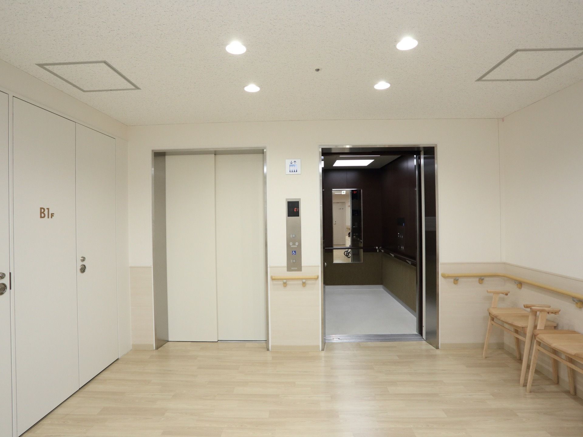 銀縁の入り口を入ると正面に鏡が設置されている。茶色い壁には手すりが設置されている。縦長の広い造りである。