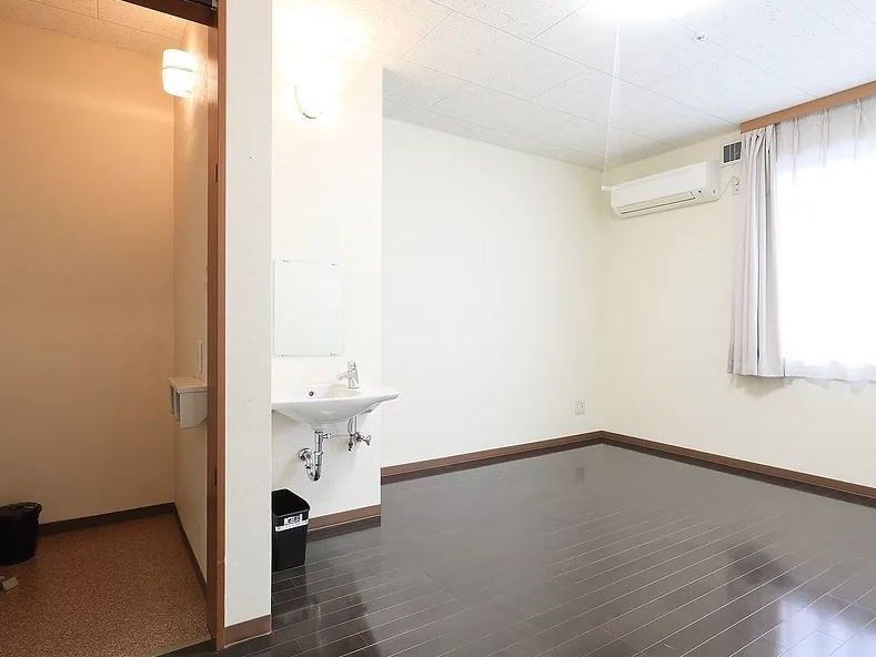 洗面所とトイレの写真である。車椅子をご利用の方、手足が不自由な方にとって利用しやすいデザインに設計されており、安心して利用できる。