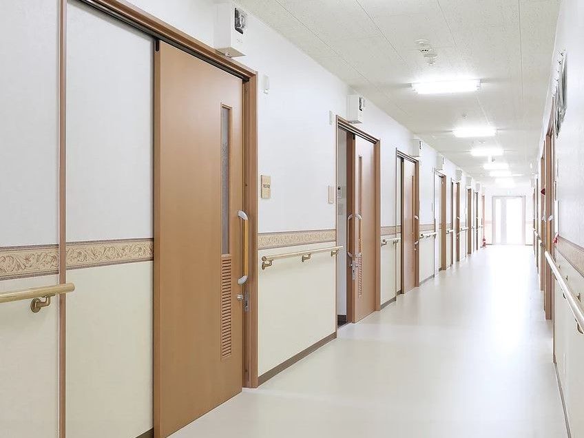 手すりがついている廊下である。有事の時に対応できるよう、廊下側に入口が並んでおり、万全な設計である。