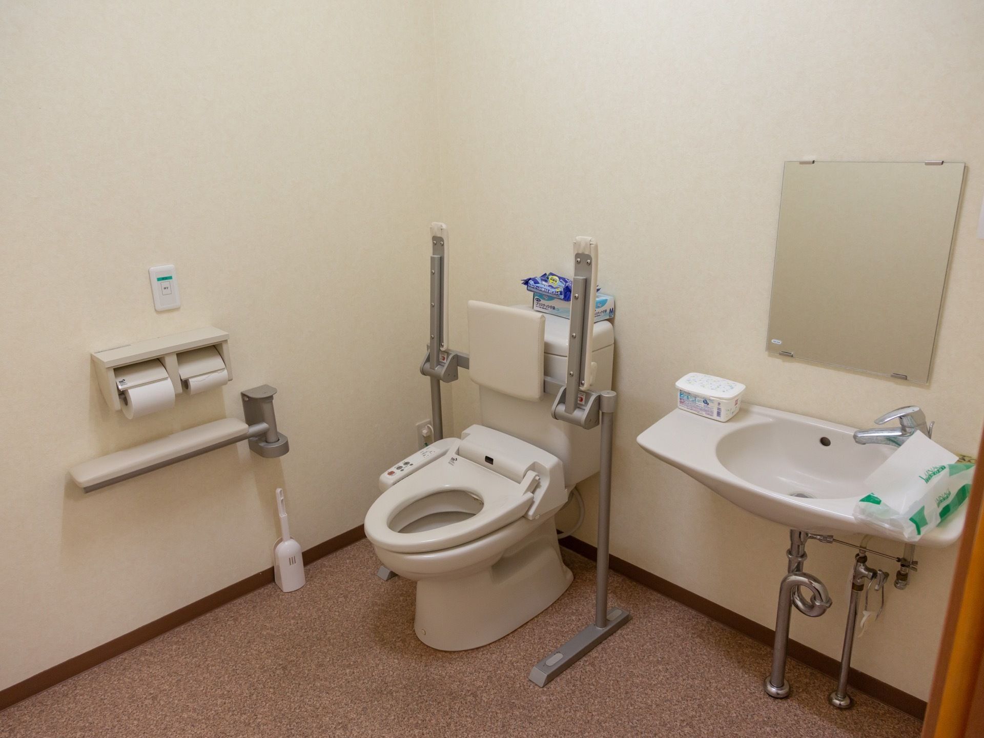 トイレは面積を広く確保しており、個室内に便座と流し台を設置している。便座の両側に折り畳み式の手すりが収納されている。