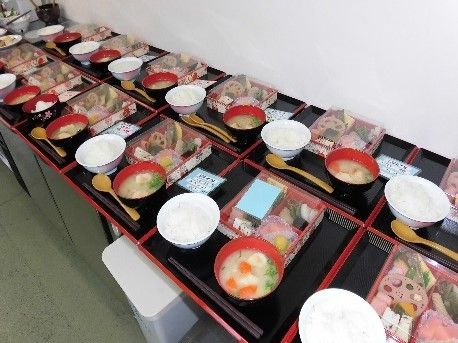 栄養バランスに配慮した食事が入居者様に提供されている。多彩な食材の使用により見た目にも色鮮やかで、味噌汁には具材がふんだんに入っている。