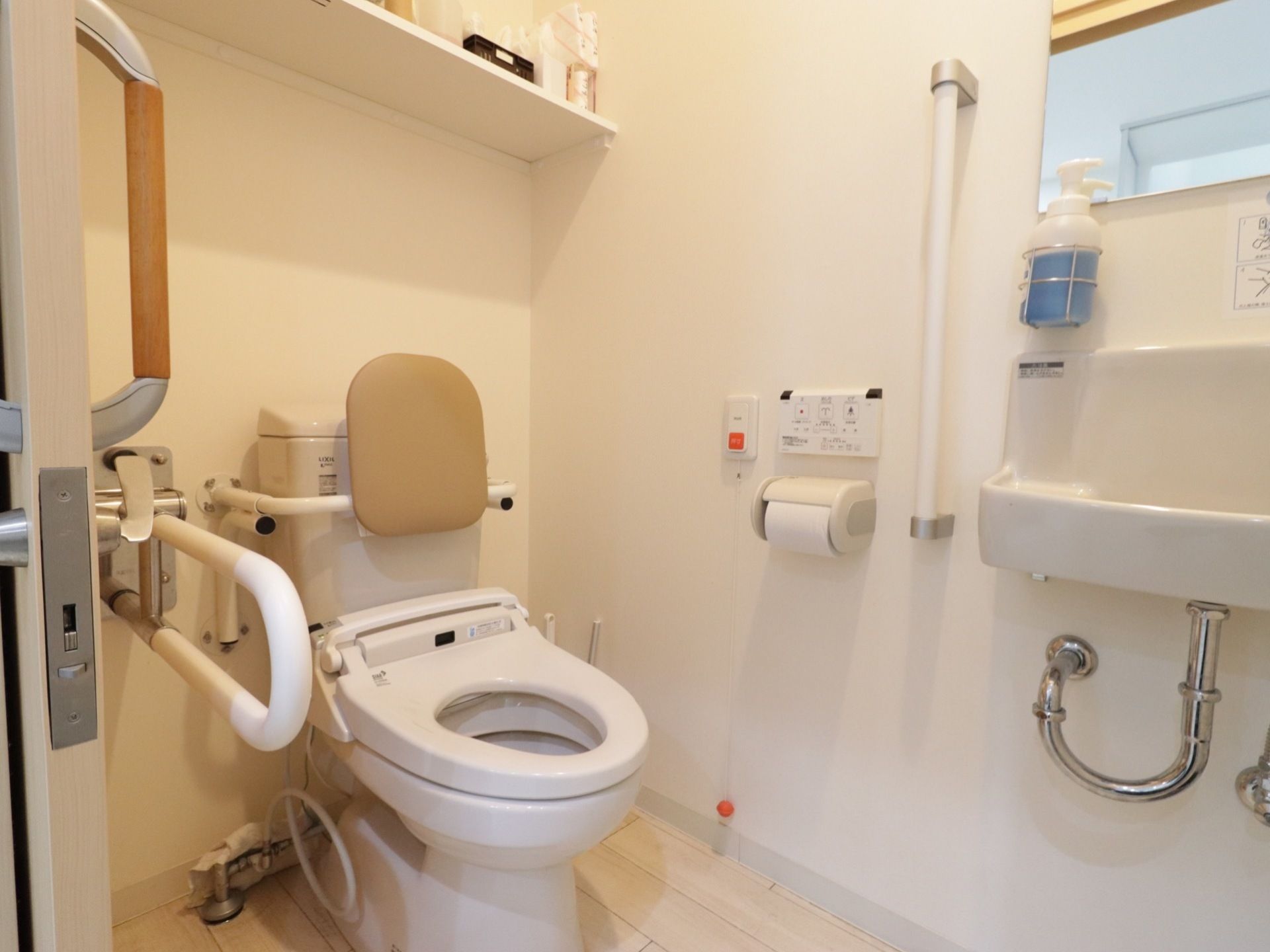引き戸のトイレは、車椅子でも出入りがスムーズに行える。洗面台があるので、トイレ後の手洗いがすぐに行え、衛生的である。