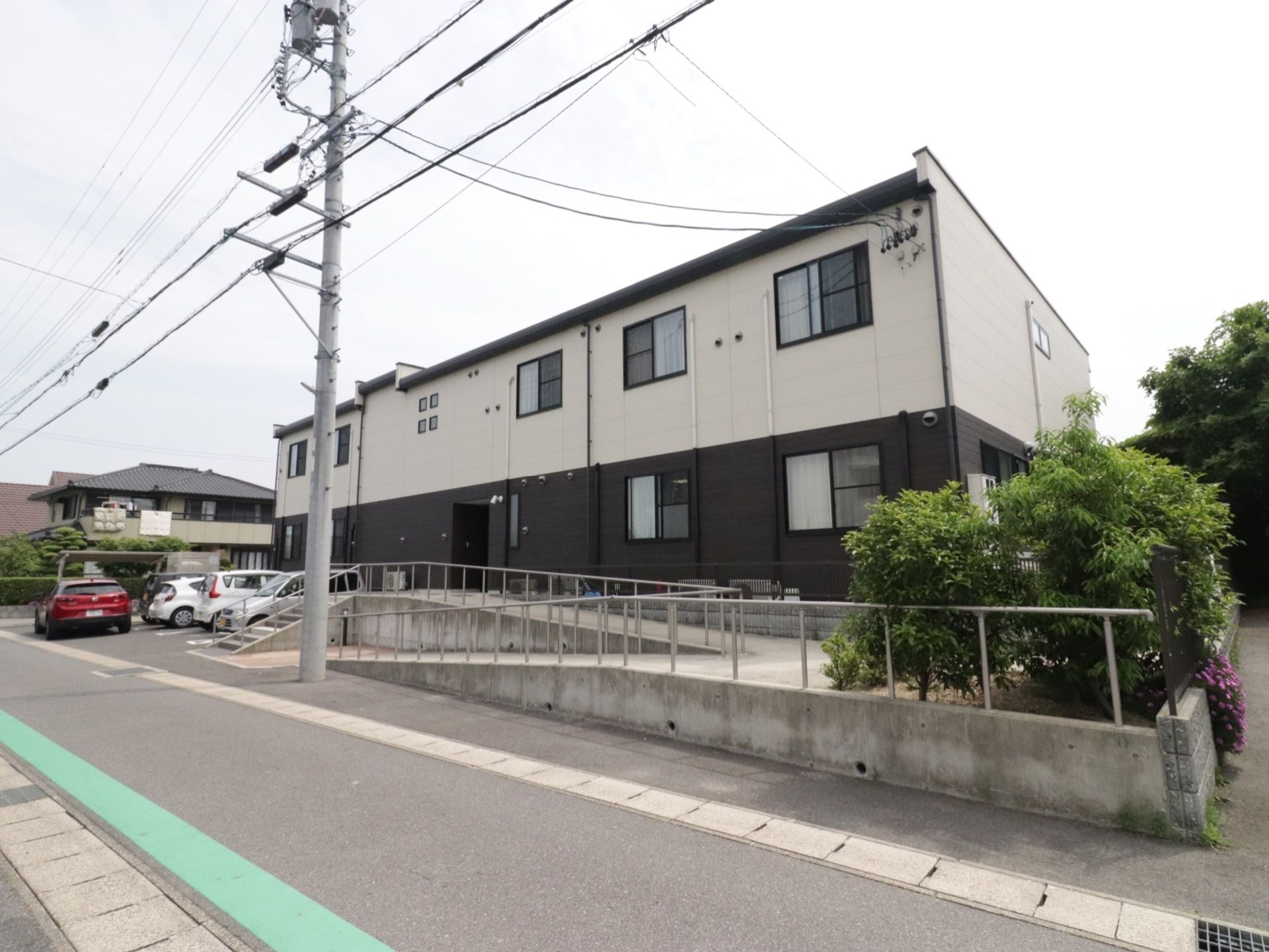 入口までは手すり付きのスロープを設置している。大変緩やかなスロープのため、車椅子での出入りも安全かつスムーズにできる。