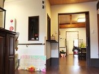 受付の窓口にはカウンターが設けられている。手前にはスリッパが用意されている。非常ベルが壁に設置されている。
