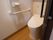 トイレの壁は白を採用、床はライトブラウンのフローリング敷になっている。壁には手すりとナースコールが設置されている。