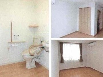 大きな窓やエアコン、クローゼット、トイレの揃った部屋