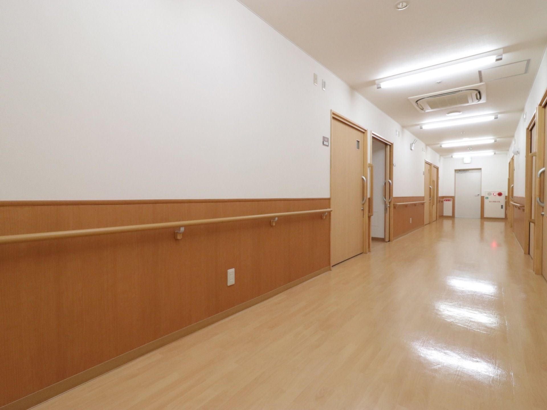 広さがあり扉と床に凹凸がない。天井にはエアコンがあり壁には手すりを設置している。ドアは引戸で握りやすい取手がついている。