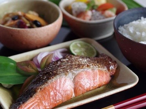 魚や野菜などの様々な食材が彩りよく調理された和風の食事