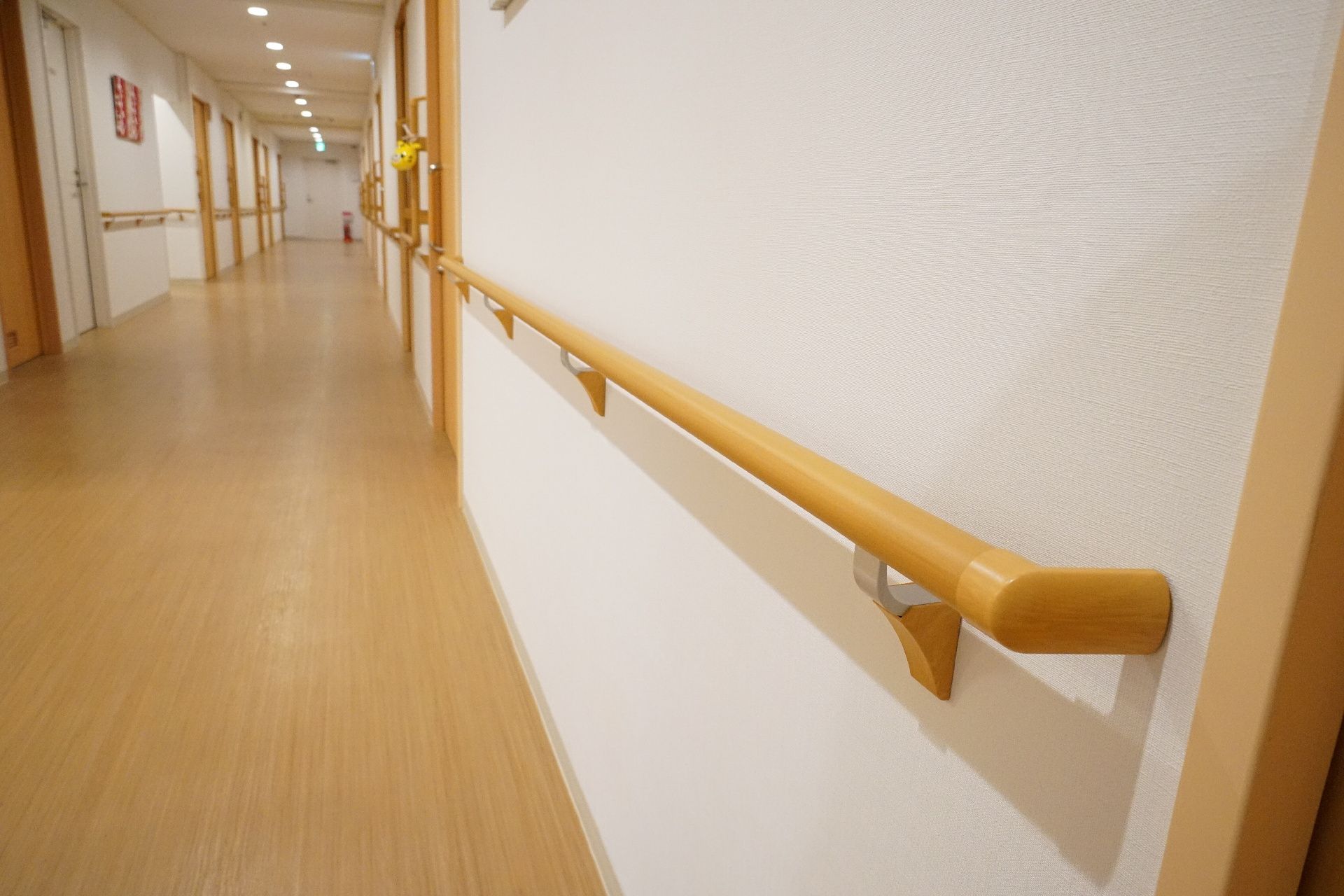 廊下に設置された手すり