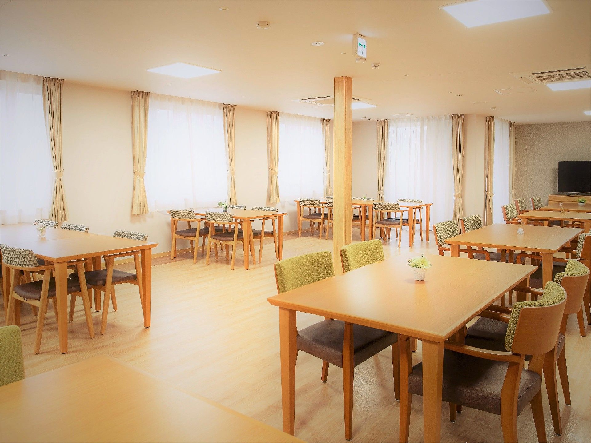 明るく広々とした食堂