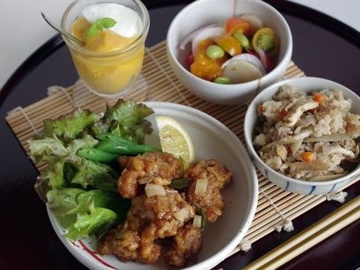 レモンを添えた揚げ物と炊き込みご飯のセット