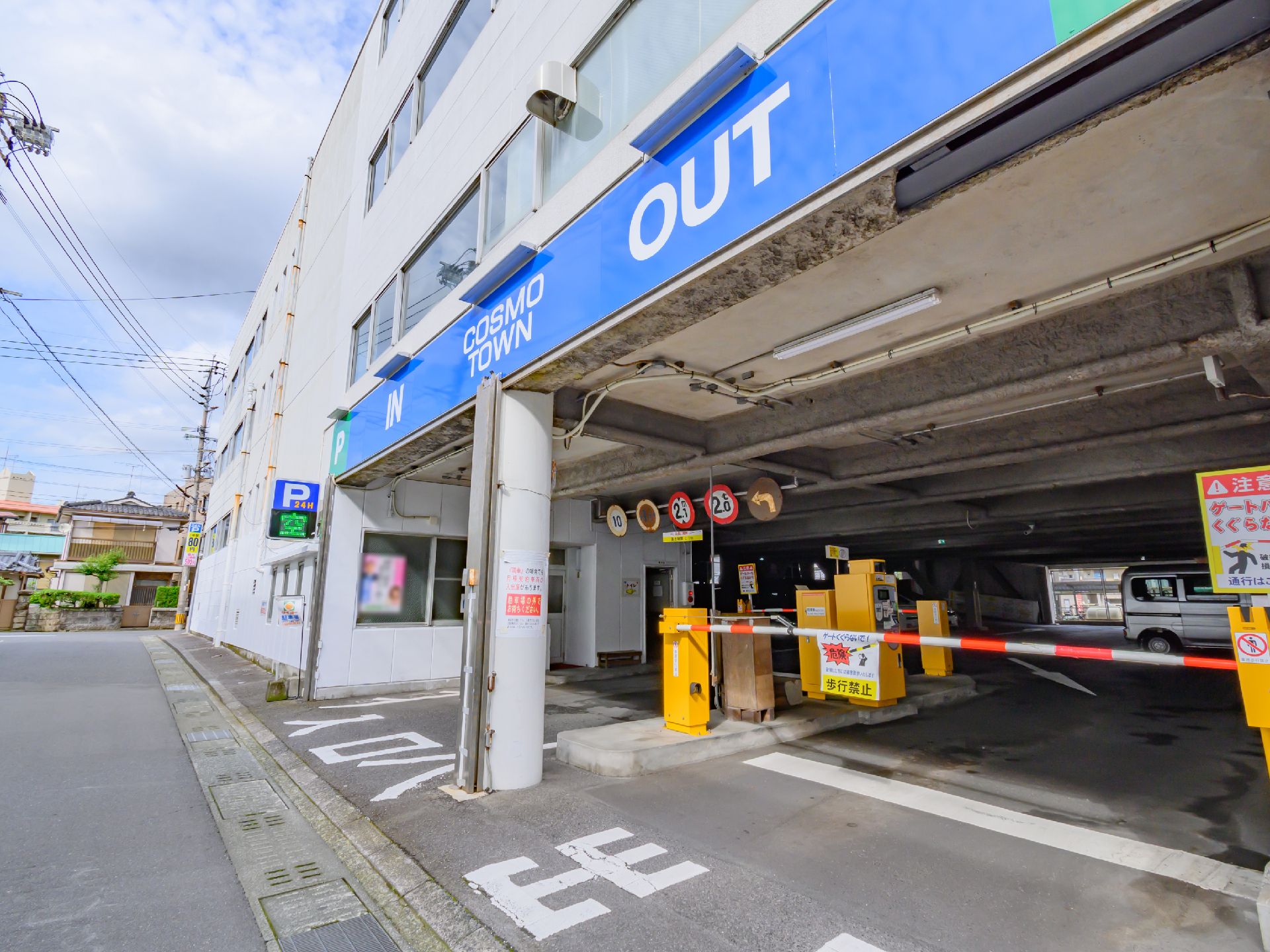 施設の敷地内に設けられ、駐車場として利用されている空き地