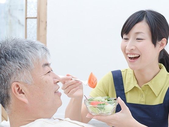 介護スタッフと利用者の食事支援