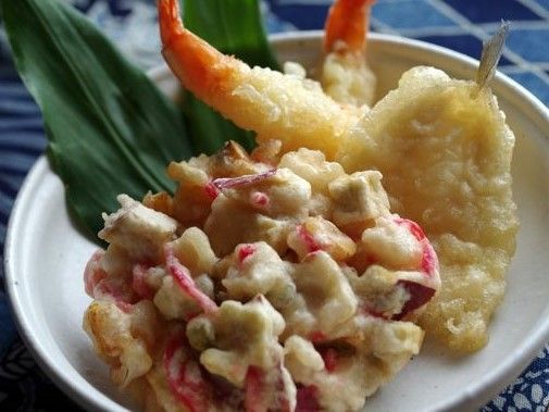 彩りよく盛り付けられた海老や魚の天ぷら料理