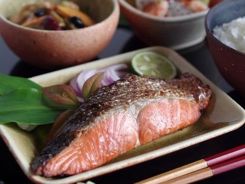 皮をこんがりと焼いた鮭がメインの和食のセット