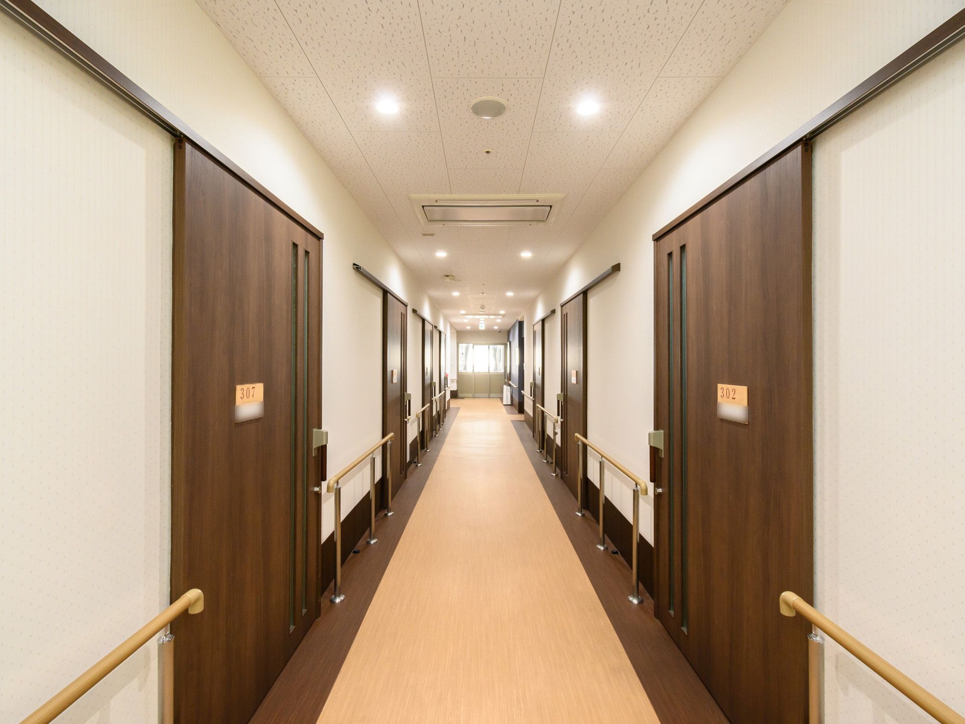 照明によって明るく照らされている廊下