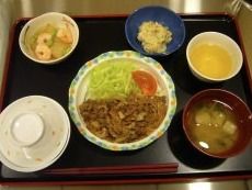 食事は１人ずつトレーに乗せて提供している。ボリュームがある栄養バランスが考えられたメニューになっている。