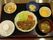食事は１人ずつトレーに乗せて提供している。ボリュームがある栄養バランスが考えられたメニューになっている。