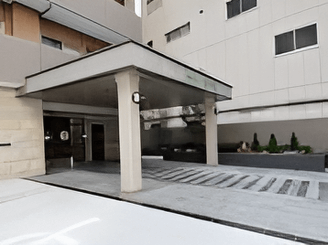 玄関の前のスペースは広く、大きな屋根を設置しているので、雨の日も濡れることなく施設内に入ることができる。