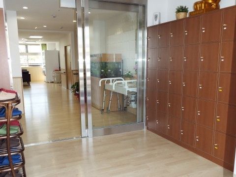 エントランスは自動ドアなので、車椅子や歩行器をご利用の方も簡単に出入りすることができる。通路に不要な物が一切ないので安全性も問題ない。