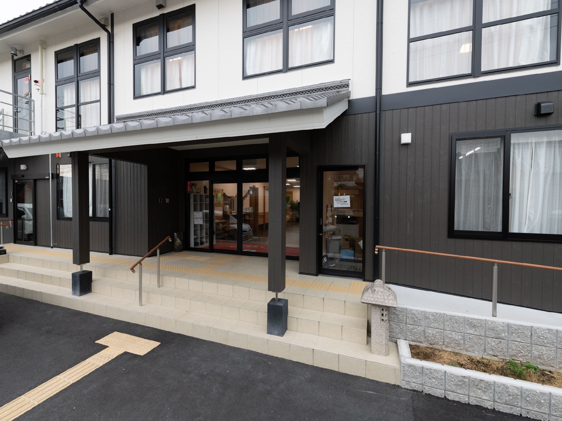 建物の屋根は最近では珍しい瓦葺きになっていて、こだわりが感じられる。外の壁にも一部瓦が使用され統一感がある。
