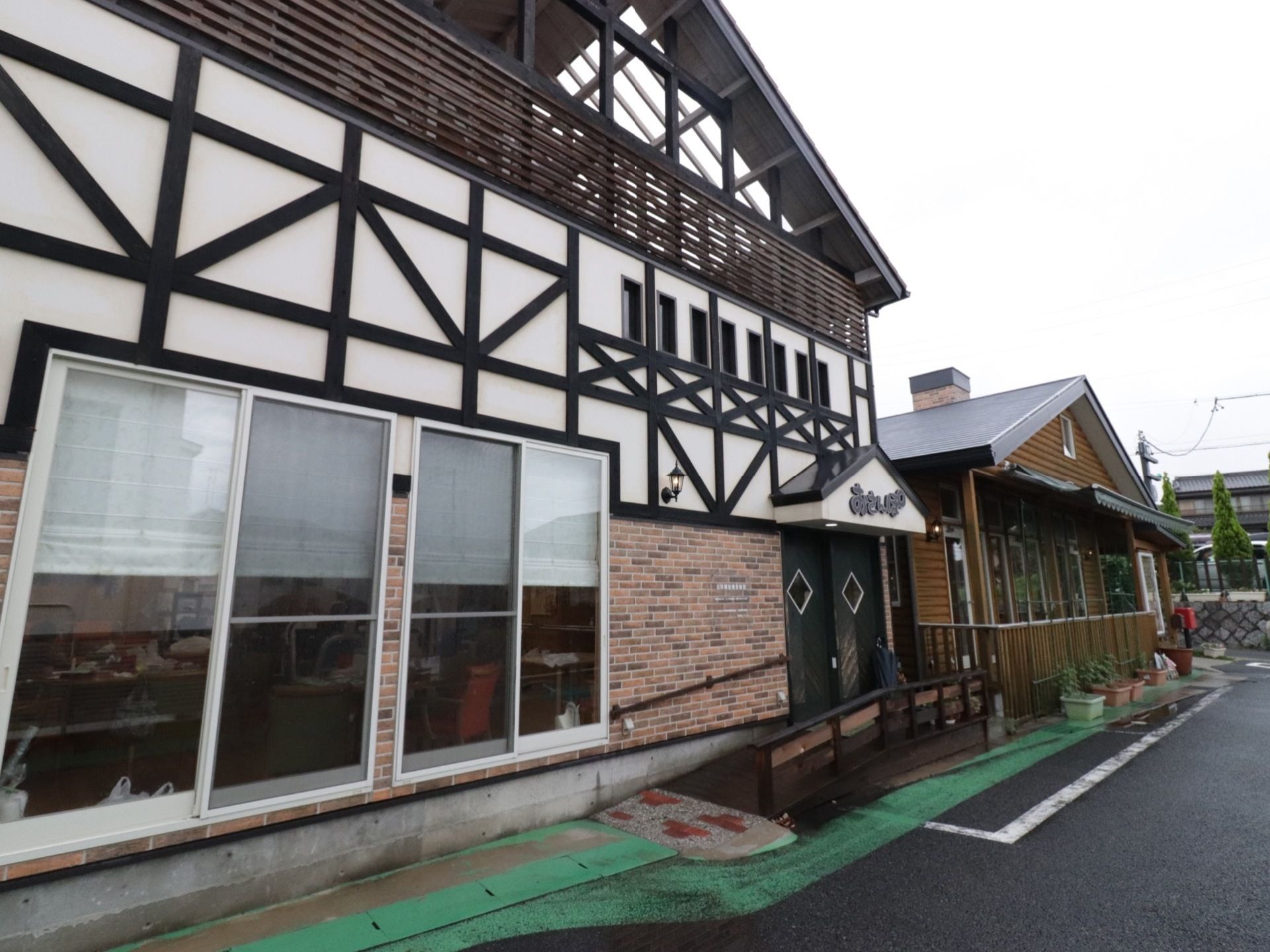 外観はロッジ風となっていて、ウッド調に三角屋根の楽しいデザインである。入り口にはスロープが設けられていて、安全に出入りできる。