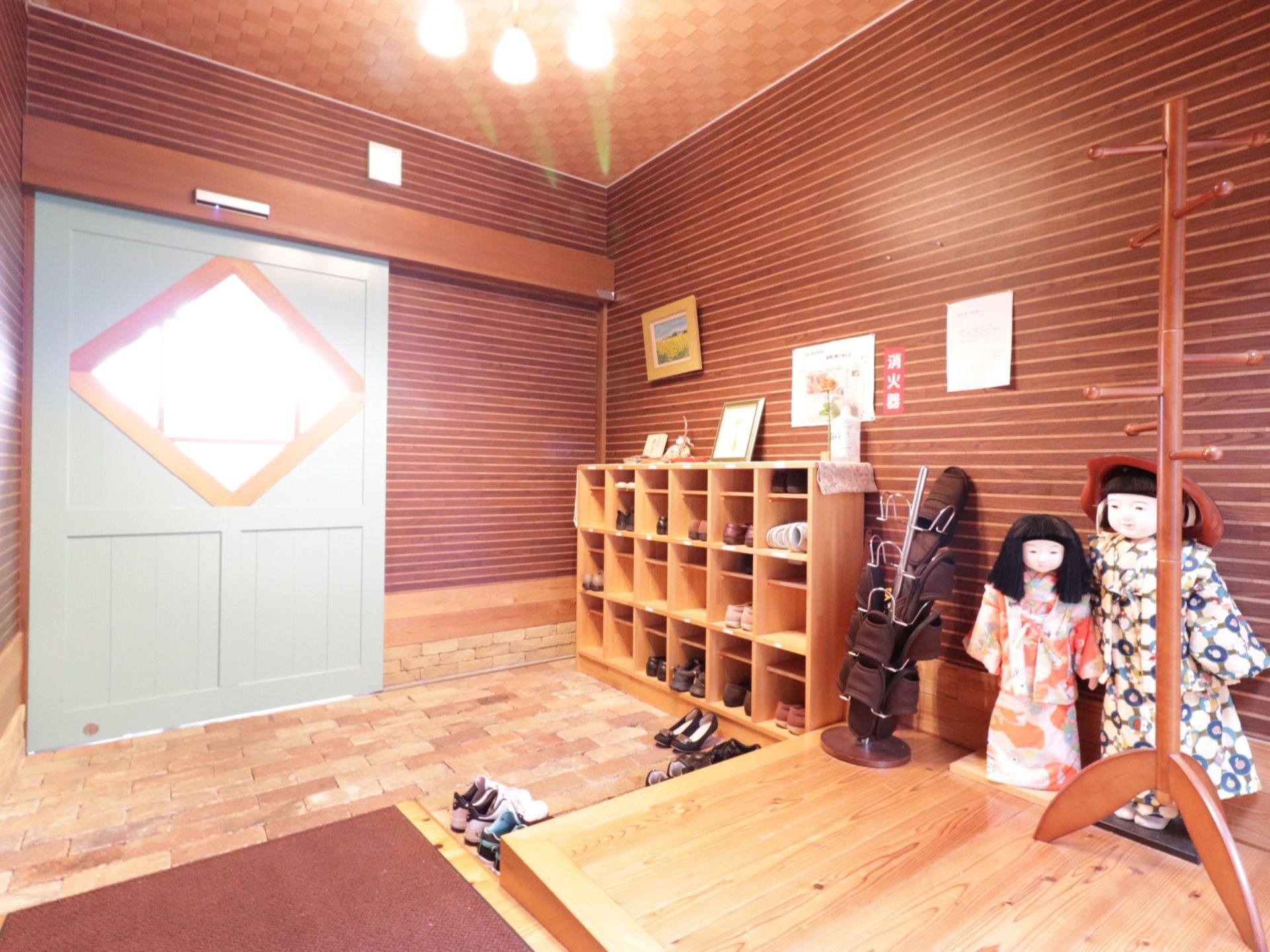 壁や天井にはモダンな壁紙を使用することで、シックな玄関を作り出している。靴箱を備え、玄関廻りを整頓している。