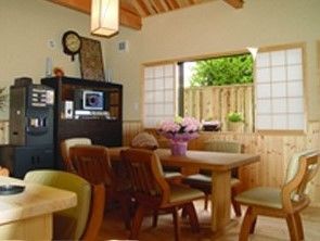 障子のついた窓の前にテーブルセットが置かれた共有スペース
