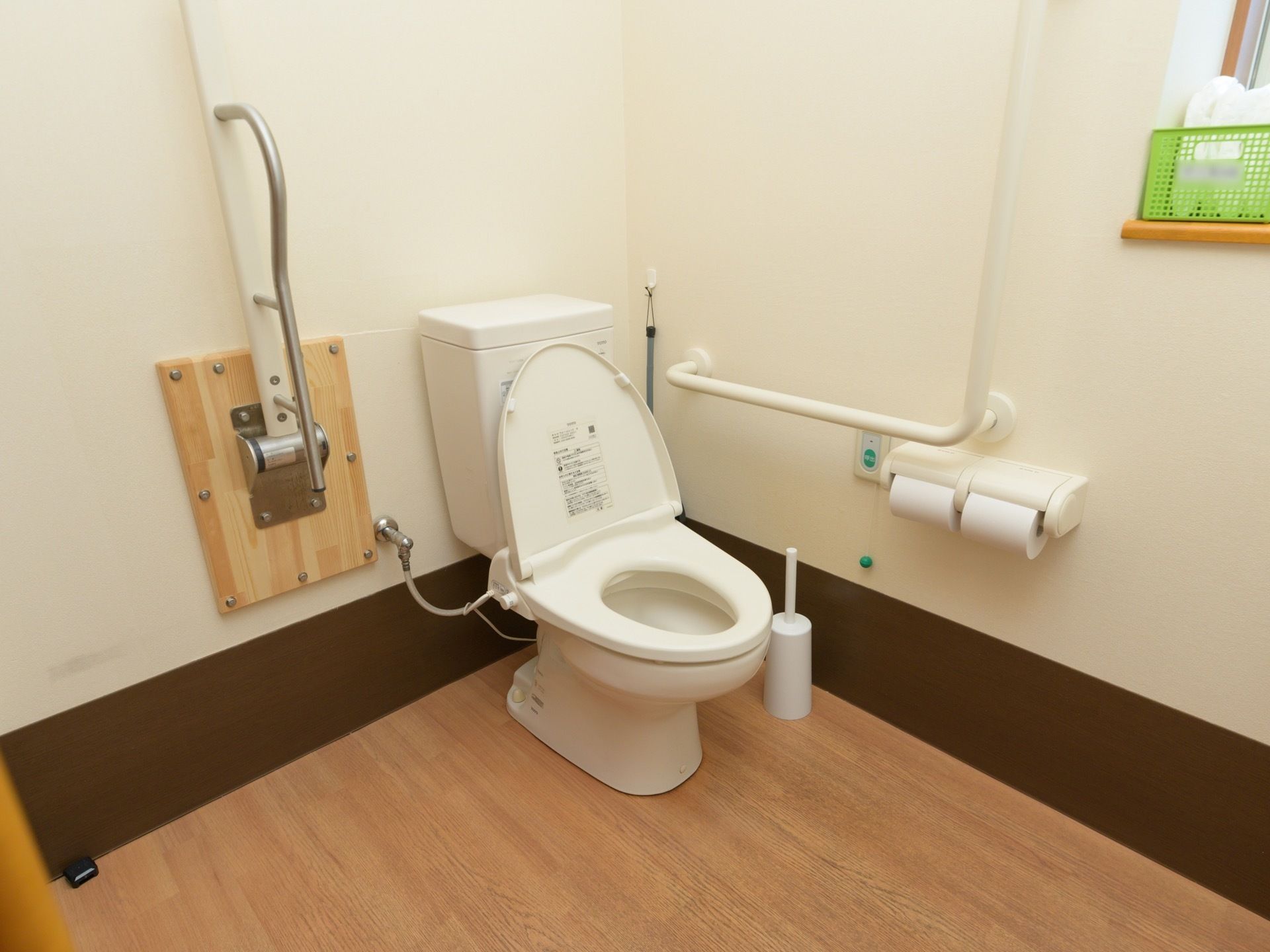 トイレの室内には手すりが随所に備わっており、緊急コールも用意されている。広々とした造りで段差もなく、快適に使用することができる。