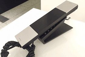 モノトーンの電話機。