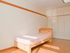 白色と淡い木目のフローリングで、外からの明るい光がたっぷりと入る居室。広々としていて、部屋の中でも日向ぼっこを楽しめる。