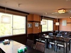 外の景色を見ながら楽しめる食事は、いつも作り立ての温かなものを提供している。広いスペースでゆっくりと過ごすことができる。