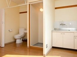 居室の設備は使いやすいように整えられ,トイレもカーテンで区切られている。シャワー室もあるため、快適な生活ができる。