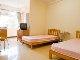 二人部屋は広いだけではなく、明かりも差し込み気持ちが良い生活ができる。ベッドには直射日光が当たらないよう配慮されている。