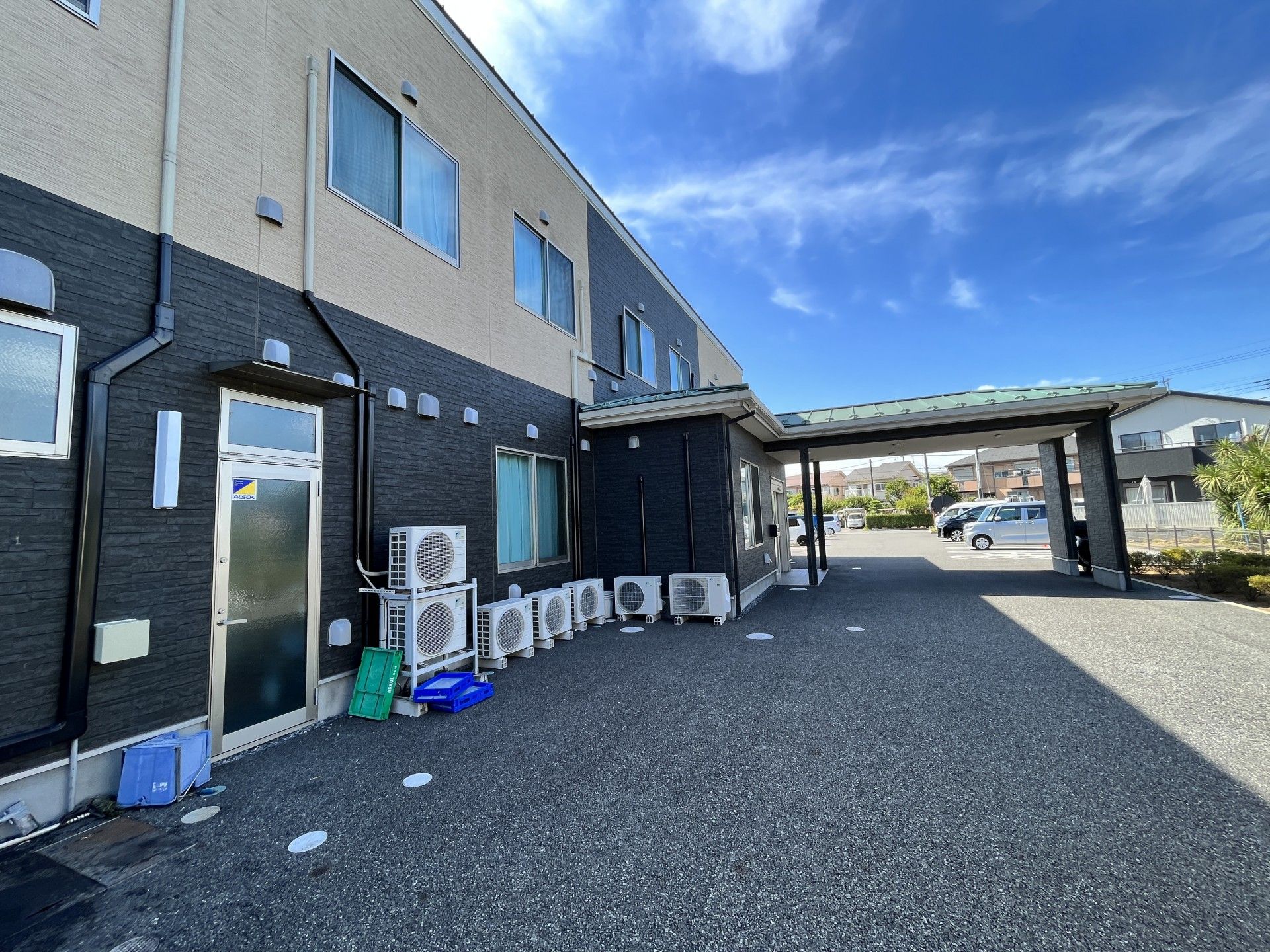 車寄せが設置された介護付有料老人ホ－ムの建物